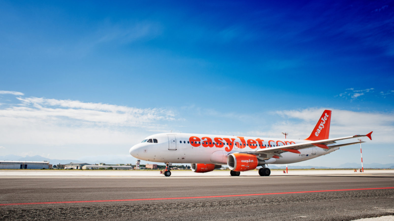 easyJet boss quits as operator improves losses